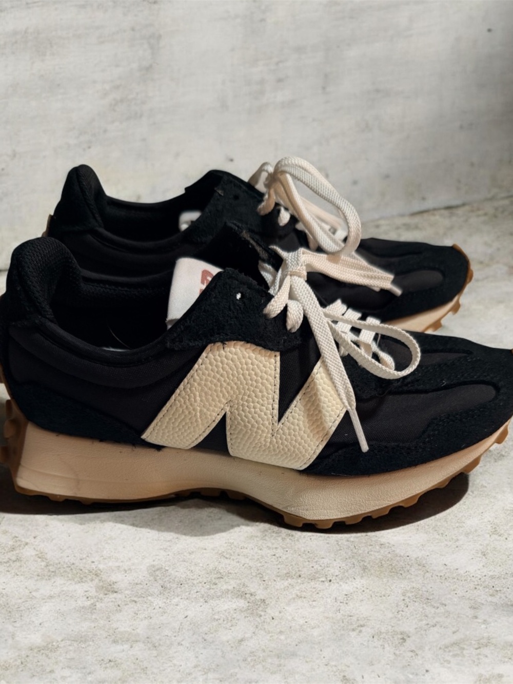 New Balance 327 Women’s Size 6 Black White Gum WS327BL Suede Sneakers
